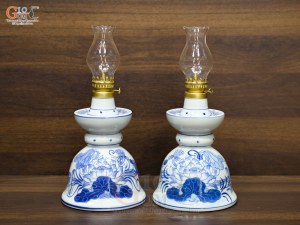Đôi đèn dầu tháp men lam vẽ hoa Sen Đại Cát, cao 19cm