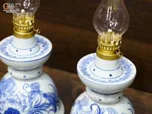 Đôi đèn dầu tháp men lam vẽ hoa Sen Đại Cát, cao 19cm