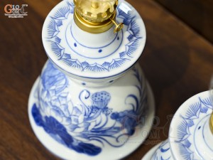 Đôi đèn dầu tháp men lam vẽ hoa Sen Đại Cát, cao 19cm