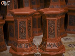 Đôi đôn gốm lục giác khắc nổi, cao 40cm