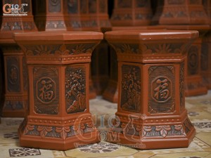 Đôi đôn gốm lục giác khắc nổi, cao 45cm