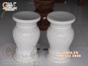 Đôi đôn sứ trắng khắc nổi, cao 45cm