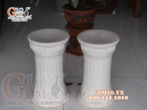 Đôi đôn sứ trắng thon khắc nổi, cao 45cm