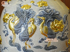 Đôi lọ bảo bình men rạn đắp nổi Phúc Lộc Thọ dát vàng, cao 1m