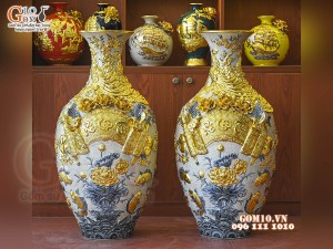Đôi lọ bảo bình men rạn đắp nổi Phúc Lộc Thọ dát vàng, cao 1m