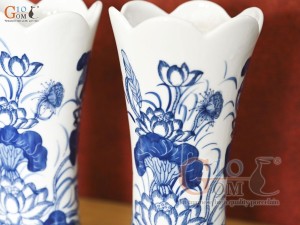 Đôi lọ cốc men trắng họa tiết hoa sen, cao 23cm