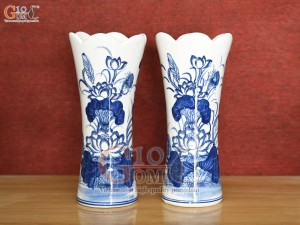 Đôi lọ cốc men trắng họa tiết hoa sen, cao 23cm Đôi lọ cốc men trắng họa tiết hoa sen, cao 23cm