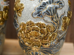 Đôi lọ dáng lộc bình men rạn đắp nổi Sen Cát Tường vẽ vàng 24k, cao 32cm