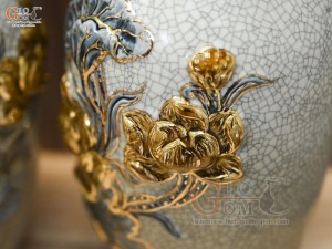 Đôi lọ dáng lộc bình men rạn đắp nổi Sen Cát Tường vẽ vàng 24k, cao 32cm