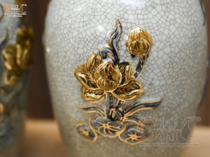 Đôi lọ dáng lộc bình men rạn đắp nổi Sen Cát Tường vẽ vàng 24k, cao 32cm