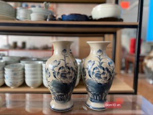 Đôi lọ hoa chân thon men rạn hoạ tiết hoa sen cao 27cm