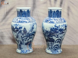 Đôi lọ hoa dáng chân thon men lam cổ vẽ cảnh Sơn Thủy, cao 33cm