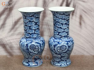 Đôi lọ hoa dáng huệ tôn men lam cổ vẽ Long Ẩn, cao 41cm