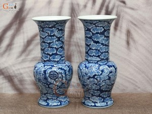 Đôi lọ hoa dáng huệ tôn men lam cổ vẽ Long Ẩn, cao 41cm