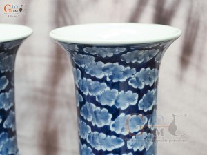 Đôi lọ hoa dáng huệ tôn men lam cổ vẽ Long Ẩn, cao 41cm