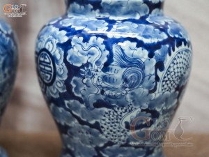 Đôi lọ hoa dáng huệ tôn men lam cổ vẽ Long Ẩn, cao 41cm