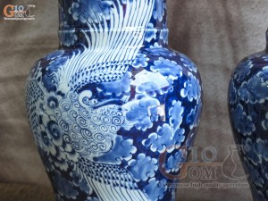 Đôi lọ hoa dáng huệ tôn men lam cổ vẽ Phượng băng, cao 41cm