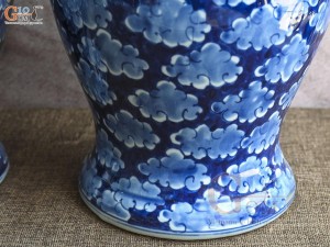 Đôi lọ hoa dáng huệ tôn men lam cổ vẽ Phượng băng, cao 41cm