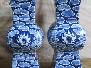 Đôi lọ hoa dáng vuông vẽ Long Ẩn nền băng, cao 39cm