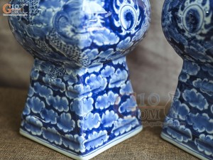 Đôi lọ hoa dáng vuông vẽ Long Ẩn nền băng, cao 39cm