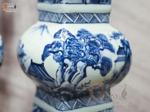 Đôi lọ hoa dáng vuông vẽ Sơn Thủy, cao 39cm