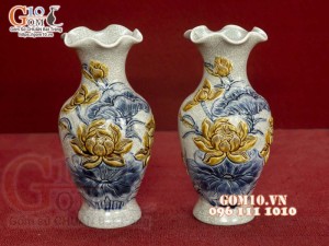Đôi lọ hoa miệng lượn men rạn đắp nổi Sen Cát Tường, cao 26cm