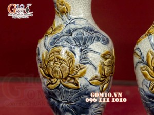 Đôi lọ hoa miệng lượn men rạn đắp nổi Sen Cát Tường, cao 26cm