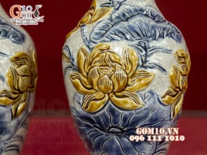 Đôi lọ hoa miệng lượn men rạn đắp nổi Sen Cát Tường, cao 26cm