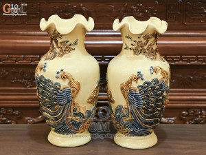 Đôi lọ hoa miệng lượn men hoàng tộc đắp nổi Công Đào, cao 36cm