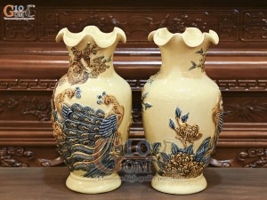 Đôi lọ hoa miệng lượn men hoàng tộc đắp nổi Công Đào, cao 36cm