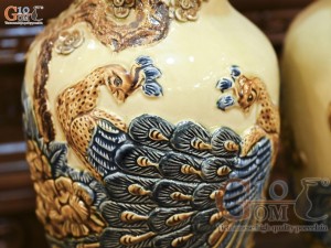 Đôi lọ hoa miệng lượn men hoàng tộc đắp nổi Công Đào, cao 36cm