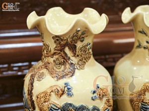 Đôi lọ hoa miệng lượn men hoàng tộc đắp nổi Công Đào, cao 36cm