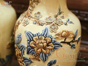 Đôi lọ hoa miệng lượn men hoàng tộc đắp nổi Công Đào, cao 36cm