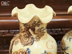 Đôi lọ hoa miệng lượn men hoàng tộc đắp nổi Công Đào, cao 36cm