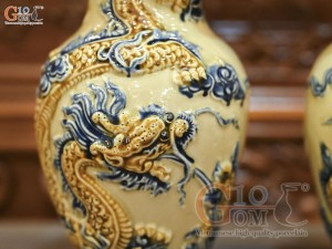 Đôi lọ hoa miệng lượn men hoàng tộc đắp nổi Rồng Như Ý, cao 26cm