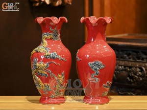 Đôi lọ hoa miệng lượn men màu đắp nổi Rồng Như Ý nền đỏ, cao 32cm