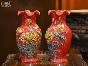 Đôi lọ hoa miệng lượn men màu đắp nổi Sen Cát Tường nền đỏ, cao 24cm