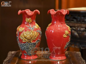 Đôi lọ hoa miệng lượn men màu đắp nổi Sen Cát Tường nền đỏ, cao 24cm