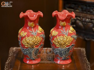 Đôi lọ hoa miệng lượn men màu đắp nổi Sen Cát Tường nền đỏ, cao 24cm