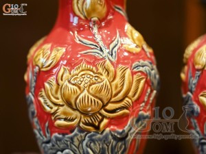 Đôi lọ hoa miệng lượn men màu đắp nổi Sen Cát Tường nền đỏ, cao 24cm