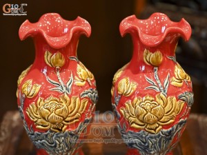 Đôi lọ hoa miệng lượn men màu đắp nổi Sen Cát Tường nền đỏ, cao 24cm