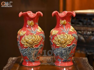 Đôi lọ hoa miệng lượn men màu đắp nổi Sen Cát Tường nền đỏ, cao 24cm