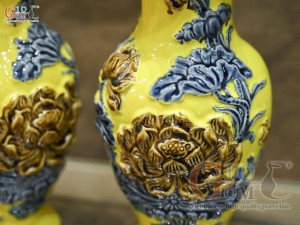 Đôi lọ hoa miệng lượn men màu đắp nổi Sen Cát Tường nền vàng, cao 36cm