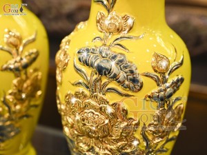 Đôi lọ hoa miệng lượn men màu đắp nổi Sen Cát Tường nền vàng vẽ vàng 24k, cao 36cm