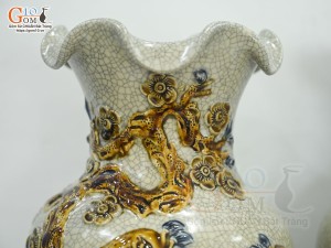 Đôi lọ hoa miệng lượn men rạn đắp nổi Công Đào cao 36cm