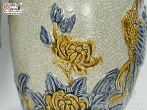 Đôi lọ hoa miệng lượn men rạn đắp nổi Công Đào cao 36cm