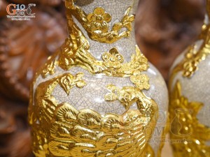 Đôi lọ hoa miệng lượn men rạn đắp nổi Công Đào dát vàng 24k, cao 36cm