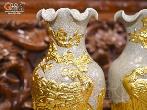 Đôi lọ hoa miệng lượn men rạn đắp nổi Công Đào dát vàng 24k, cao 36cm
