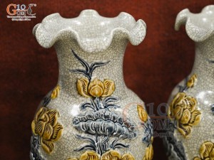 Đôi lọ hoa miệng lượn men rạn đắp nổi hoa Sen Cát Tường, cao 24cm