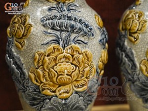 Đôi lọ hoa miệng lượn men rạn đắp nổi hoa Sen Cát Tường, cao 24cm